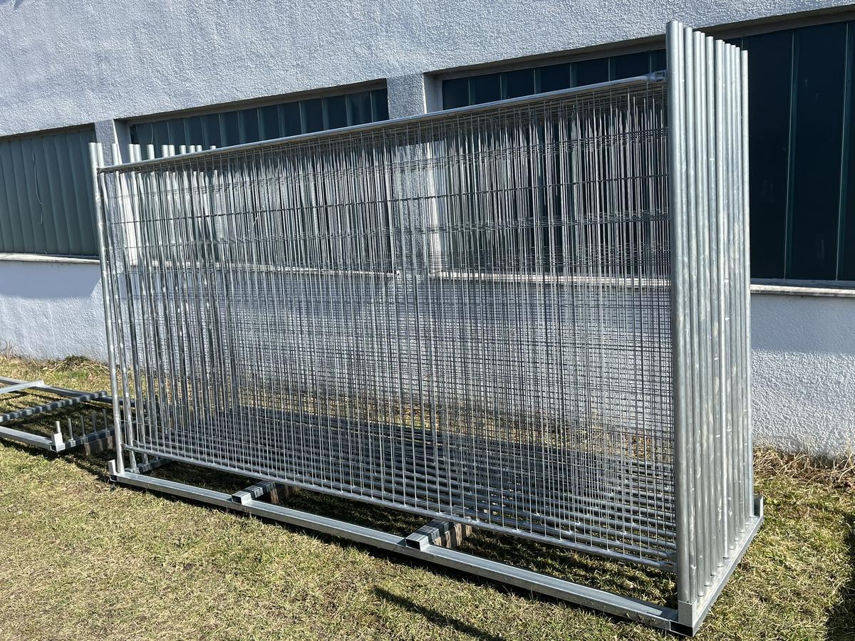 40 Stück Bauzaunelemente fabriksneu ca.350x200 cm mit 40 Sockelsteinen, 40 Stk.Schellen
